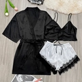 Dreiteiliges schwarzes Seiden-Morgenmantel-Set mit Spitzenshorts und Fransen-Gürtel-Details - S / Weiß