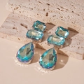 Detalle de pendientes de cristal turquesa con flecos de gota sobre piedra texturizada - Azul (Poste de pendiente de plata)