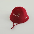 Détail d'un chapeau bob bébé en velours côtelé rouge avec broderie d'ours et cordon - 48-50cm (1-2 ans) / Style Tête d'Ours Lucky / Bordeaux
