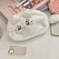 Dettaglio di un astuccio in peluche bianco con occhi ricamati e morbide orecchie soffici - Gatto Bianco