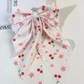 Pinza para el pelo con lazo doble y estampado de cerezas con cintas largas de satén crema - Cerezas Blanco Roto y Flores Rosas / Floral Crema