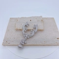 Dettaglio del pendente a fiori in argento con zirconi e campana incisa su base di pietra - Pendente Fiore Campanello / Argento
