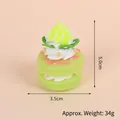 Green macaron dessert keychain with cream and lime slices, 5.0cm height and 34g weight - Gold Bead Chain / 037 Green Cake White Green Cream Flower