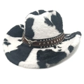 Detail van western cowboyhoed met koeprint, leren band met studs en stierenkopembleem - M(56-58cm) / Plat Top Zwarte Koeprint