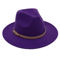 Détail d'un chapeau fedora en laine violette avec bande en cuir marron et boucle dorée - Taille unique / Violet