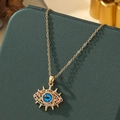 Collier Evil Eye doré avec œil bleu et zircons colorés sur une boîte à bijoux - A16 - Or