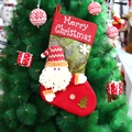 Festlicher rot-grüner Weihnachtssocken mit 3D-Weihnachtsmann hängend am Baum - Weihnachtsmann 3D-Stil (16M010A)