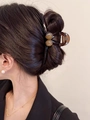 Pinza de pelo grande degradada marrón ámbar para mujer mostrada en un elegante moño recogido - Pinza de pelo grande de dos cuentas con degradado