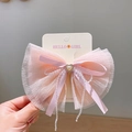 Pince à cheveux nœud rose en mousseline avec perle cœur sur carte de support - Bourgeon de Neige