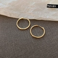 Primo piano di orecchini a cerchio dorati minimalisti con finitura lucida su trama - Orecchini a cerchio-Oro