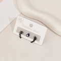 Détail d'un ensemble de trois bijoux noirs en acier inoxydable avec feuilles et clous - Épi de Blé Noir