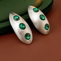 Detalle macro de pendientes plateados con textura cepillada y tres gemas verdes óvalos - Plata-Zirconia Verde