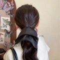 Grande elastico per capelli in raso nero lucido con fiocco elegante su coda di cavallo - Satin Nero