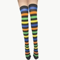 Chaussettes hautes rayées arc-en-ciel pour Halloween avec des bandes multicolores vives - Chaussettes hautes rayées multicolores