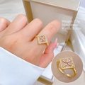 Anello a fiore in oro con zirconi indossato sulla mano e vista dei dettagli - Aperto Regolabile / Placcato Oro Vero Oro