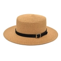 Nahaufnahme eines Strohhutes mit breiter Krempe, schwarzem Lederband und Silberschnalle - M (56-58cm) / Camel