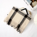 Écharpe en cachemire beige avec carreaux noirs et dorés et détails à franges - Blanc