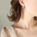 Orecchini a ramo d'argento a forma di C irregolare con perle e zirconi in stile vintage - Orecchini d'argento