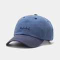 Dettaglio ravvicinato del ricamo e del tessuto in cotone su un cappello bicolore - M(56-58cm) / Blu + Blu Notte