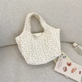 Dettaglio della borsa tote in velluto a coste bianco con delicati motivi floreali - Rosa Floreale