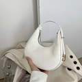Borsa a mano bianca a mezzaluna con trama a coccodrillo e fibbie in metallo dorato - Bianco