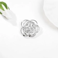 Eleganter silberner Kamelien-Anstecker mit Strasssteinen auf weißem Hintergrund - Eleganter Kamelienstil / Silber Kamelie