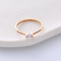 Eleganter Ring aus roségoldenem Titanstahl mit rundem Zirkonia in Vier-Krallen-Fassung - US 5 / Roségold