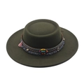 Détail d'un chapeau en laine vert foncé avec ruban bohème, perles et pompon turquoise - M / Vert Militaire