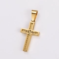 Primer plano del colgante de cruz de acero dorado con el texto Jesus en relieve - Sin Cadena / Dorado