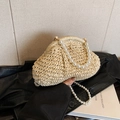 Beigefarbene gewebte Strohhandtasche mit Perlengriff und Schultergurt für den Sommer - Beige