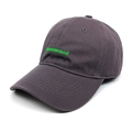 Detalle del bordado verde en una gorra de algodón gris oscuro con textura de sarga - M (56-58cm) / gris oscuro