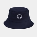 Détail du bob en coton bleu marine avec logo smiley blanc brodé au style minimaliste épuré - Taille unique / Bleu marine