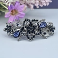Pince à cheveux vintage argentée avec strass bleus et motif élégant de fleur en cristal - Lune Inscrite