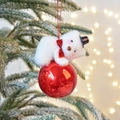 Orsetto polare di peluche con pallina di Natale rossa appesa a un ramo innevato - Orso a Sfera Rossa / 9*6.5*11cm