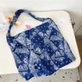 Macro di grande borsa tote in tela con motivo paisley blu scuro su superficie bianca - 25 Retrò Blu Paisley