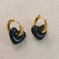 Boucles d'oreilles créoles plaquées or 18 carats avec pendentifs cœurs noirs brillants - Noir + Créole Dorée
