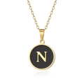 Dettaglio del pendente rotondo nero con lettera N dorata su catena in acciaio titanio - Oro Lettera-N