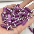 Makroaufnahme von hexagonalen lila Amethyst Kristall Anhängern mit polierten Silberverschlüssen - Nur Anhänger / Amethyst