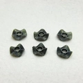 Detailansicht von sechs blumenförmigen Wellen-Abstandsperlen aus dunkelgrauer Legierung - 8mm / Gunmetal