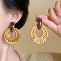 Dettaglio di orecchini tondi boho in rattan intrecciato con ganci in resina scura - Stile gancio in resina e rattan tondo caffè (4# Perno per orecchini in argento)
