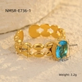 Detailweergave van een gouden kettingring met grote gefacetteerde blauwe edelsteen en maten - Eén maat/Verstelbaar / Blauw