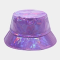 Detalle del sombrero de pescador morado holográfico con textura metálica y costuras - M (56-58cm) / Morado