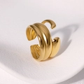 Anillo abierto minimalista de espiral multicapa dorado con acabado pulido sobre blanco - Dorado
