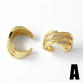 Earcuffs de corazón bañados en oro de 18k con circonitas sobre fondo blanco - Estilo de Circón de Tres Filas