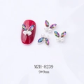 Bijoux d'ongles papillon 3D 9x9mm avec strass AB et perles sur tissu blanc texturé - Papillon Perle et Strass Multicolore AB (8239)