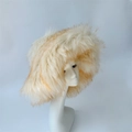 Puschelige Kunstpelz-Mütze aus Waschbär-Imitat in Cremeweiß für Herbst und Winter - Beige mit orangefarbenen Spitzen