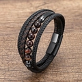 Vista detallada de la pulsera multicapa de cuero con cuentas rojo oscuro y cierre magnético - Estilo 7 (Cuentas Rojas) / 19cm