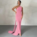 Detail des rosa schulterfreien Maxi-Kleids in Slim-Fit mit eleganter Raffung und Seidenglanz - Rosa
