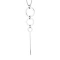 Collana geometrica in acciaio al titanio con tre anelli d'argento e ciondolo a barra metallica - Colore Acciaio (KN226894-CX)