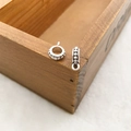 Détail de breloques en argent S925 incluant une perle intercalaire et un support d'anneau - 1 connecteur 3 voies 8x11mm Design A